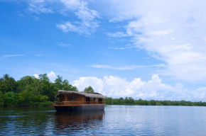 Yathra Houseboat by Jetwing